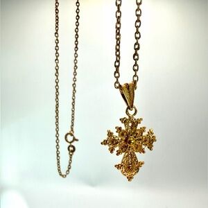 Elegant 18k Gold Cross Pendant Necklace
